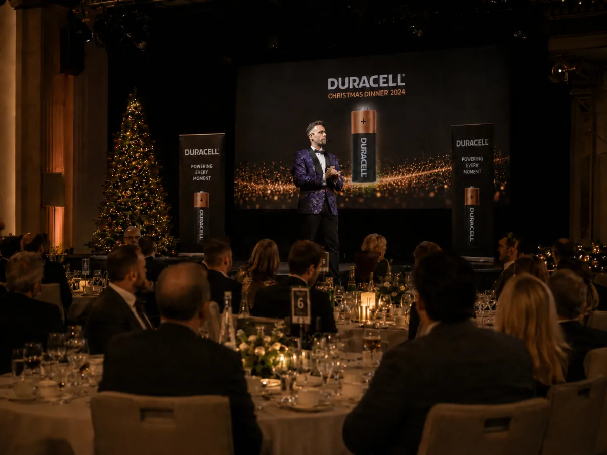 Alexander Main actuando ante el público en el evento la cena de navidad de Duracell