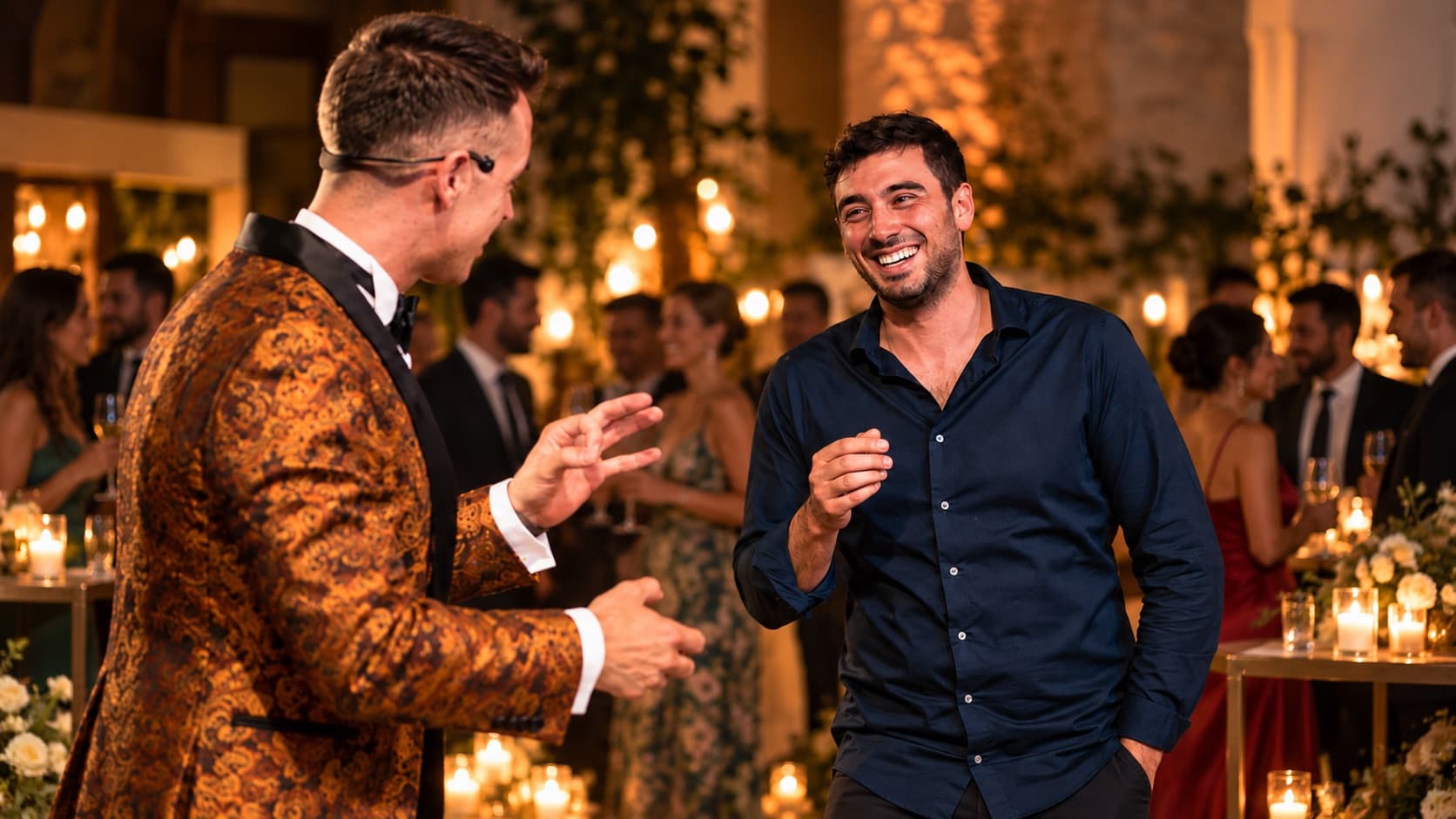 Alexander Main haciendo reír a un invitado durante una boda