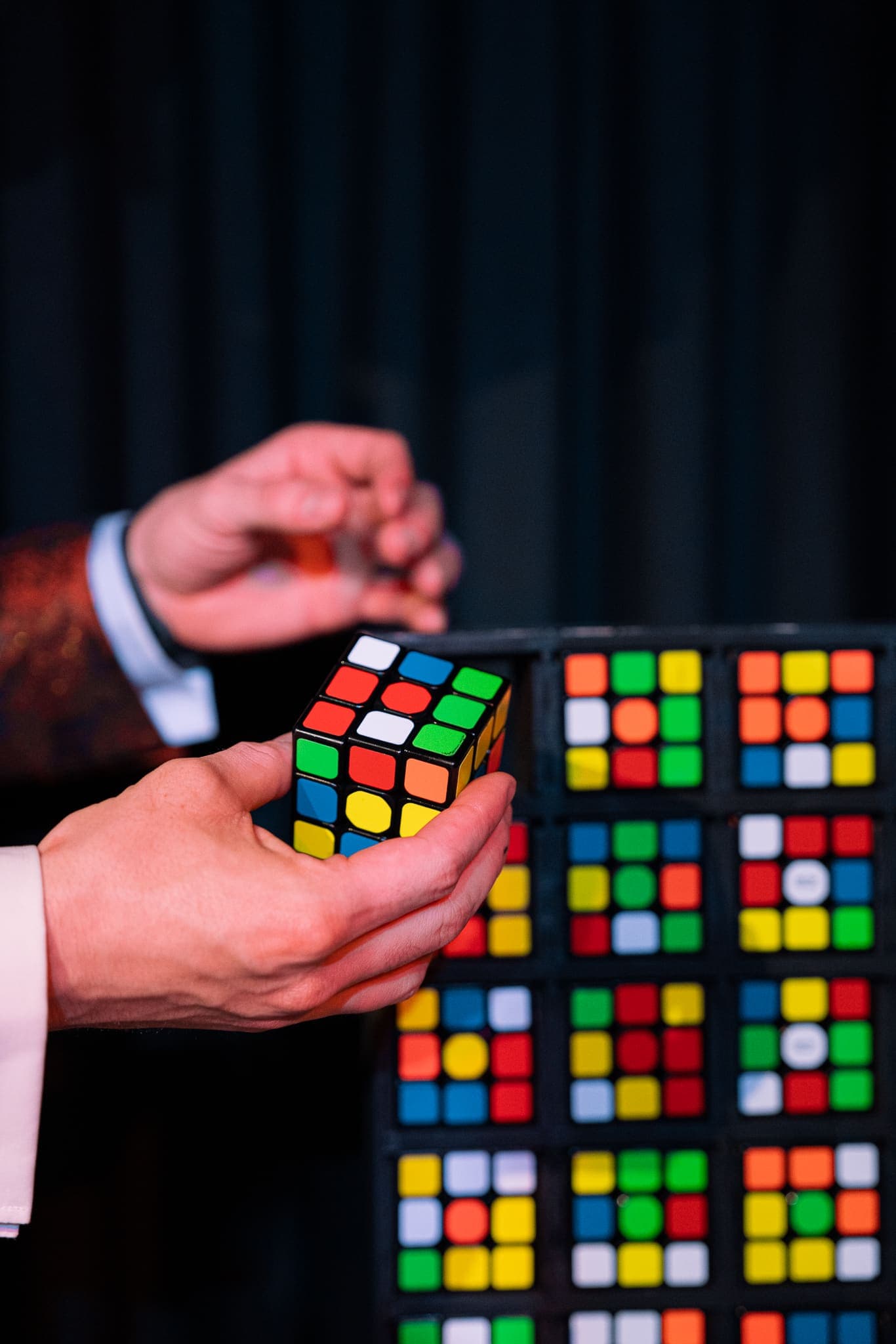 Mans d'Alexander Main barrejant cubs de Rubik