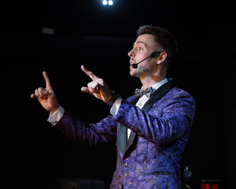 Alexander Main actuando sobre el escenario