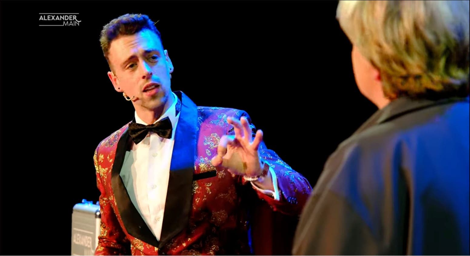 Alexander Main durante el show La Magia Existe
